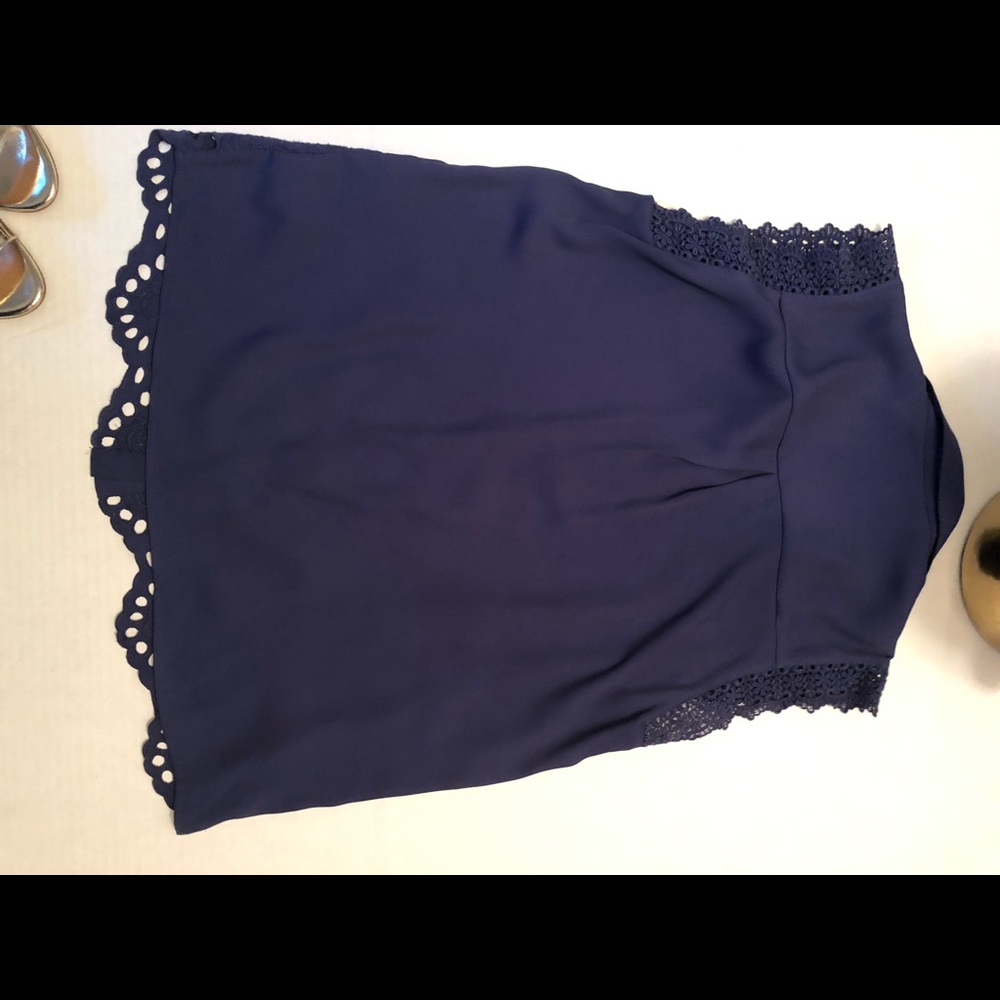 🌸 3 for $12 Navy sleeveless blouse with buttons. - Picture 2 of 8